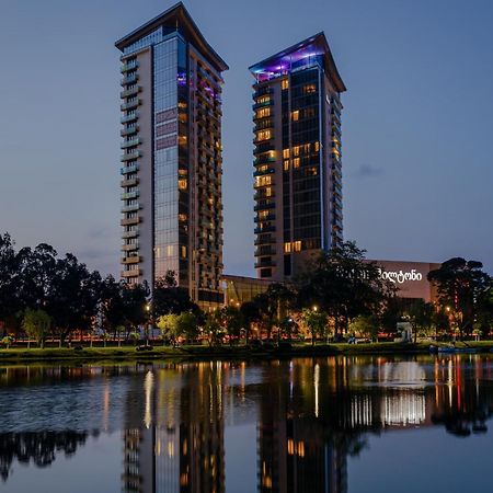 Miramar Luxury Residences Batumi Exterior foto The towers at night