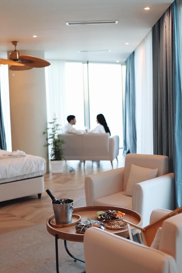 Miramar Luxury Residences Batumi Exterior foto A room at the hotel