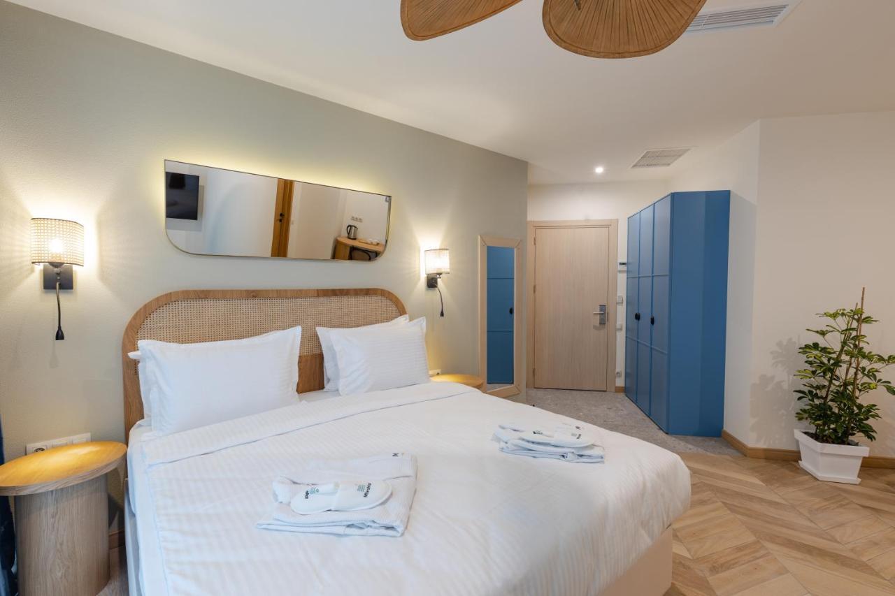 Miramar Luxury Residences Batumi Exterior foto A bedroom at the hotel