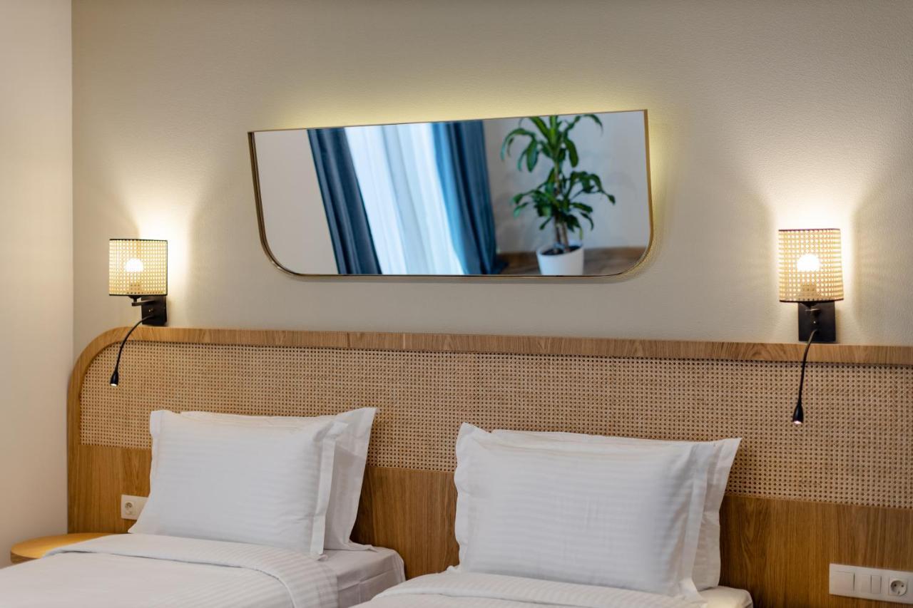 Miramar Luxury Residences Batumi Exterior foto A wall mounted mirror