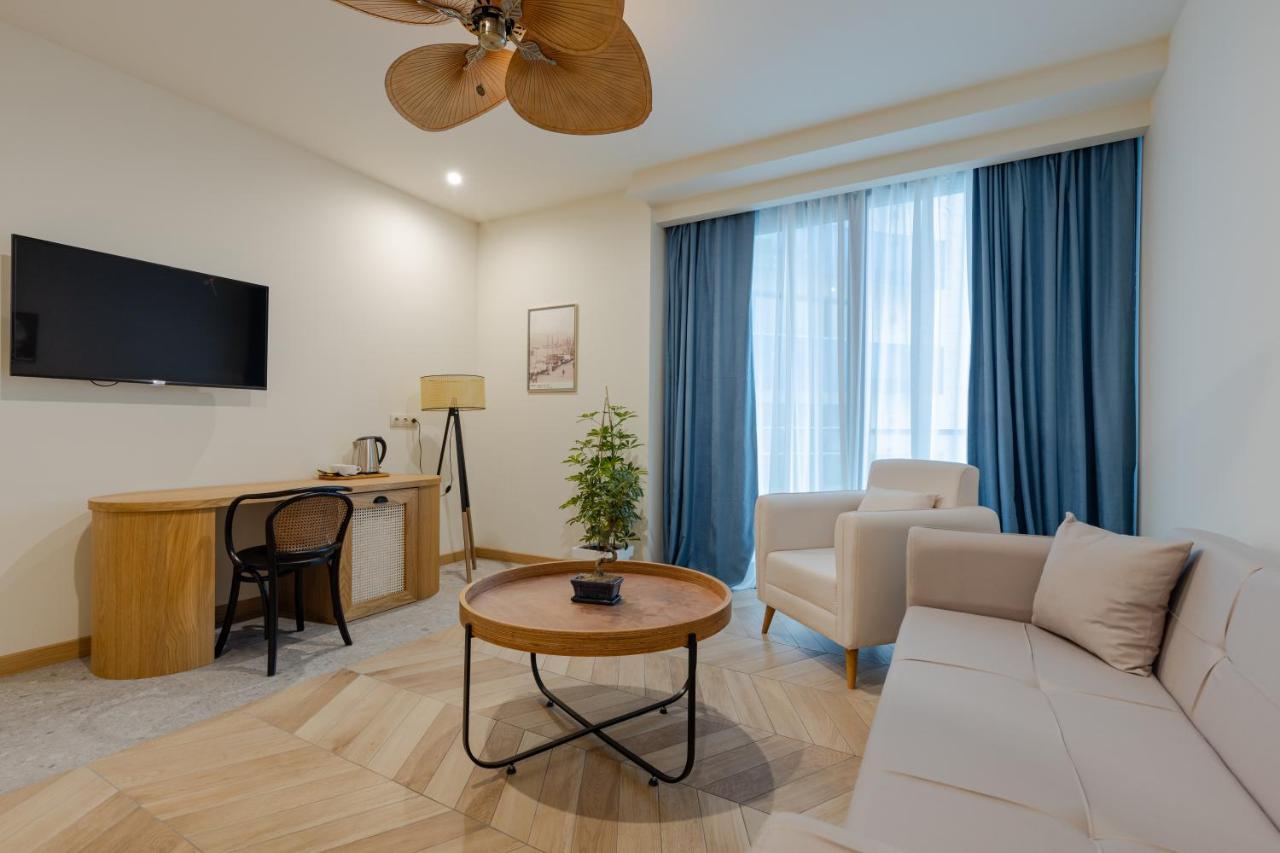 Miramar Luxury Residences Batumi Exterior foto A living room in a hotel