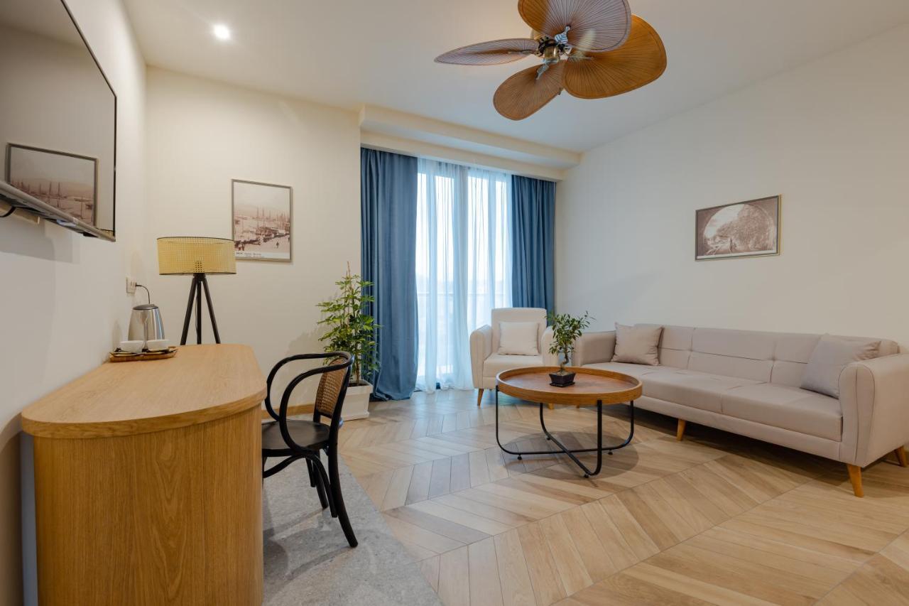 Miramar Luxury Residences Batumi Exterior foto A living room in a hotel