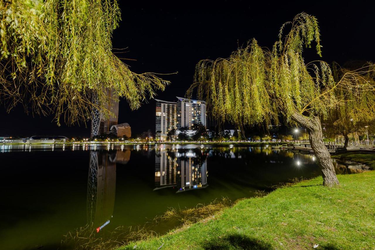 Miramar Luxury Residences Batumi Exterior foto The lake at night