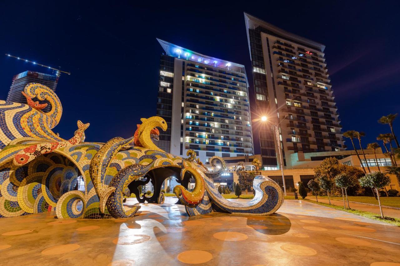 Miramar Luxury Residences Batumi Exterior foto The Octopus sculpture at night