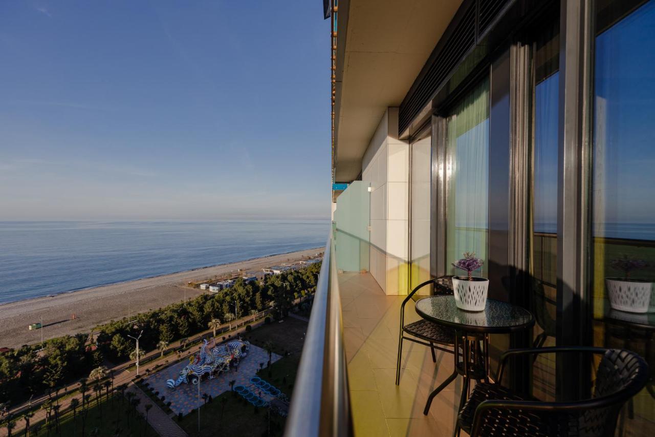 Miramar Luxury Residences Batumi Exterior foto View of the beach from a balcony