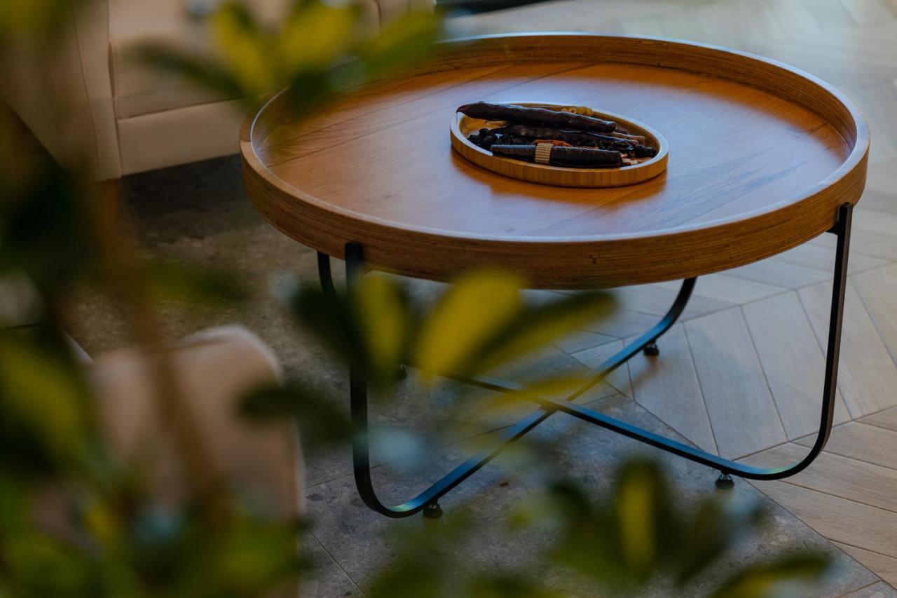 Miramar Luxury Residences Batumi Exterior foto A side table