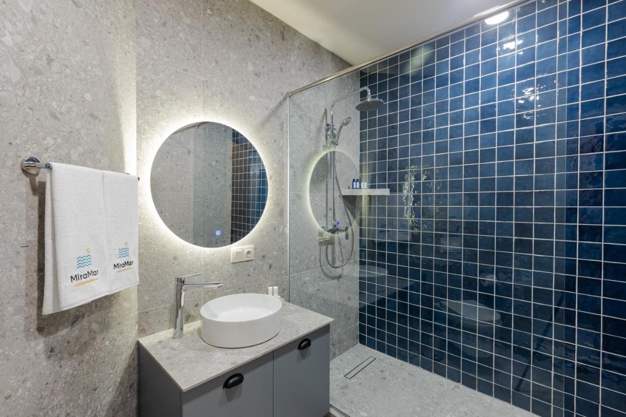 Miramar Luxury Residences Batumi Exterior foto Bathroom with shower enclosure