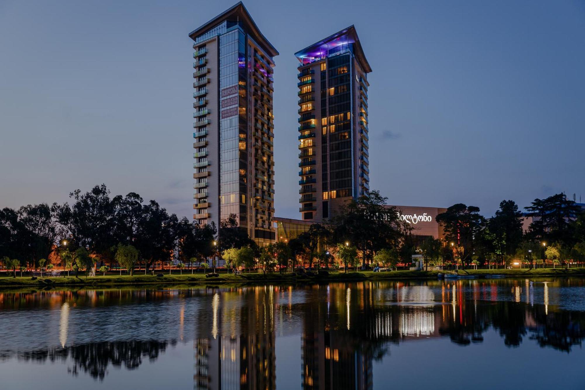Miramar Luxury Residences Batumi Exterior foto The towers at night